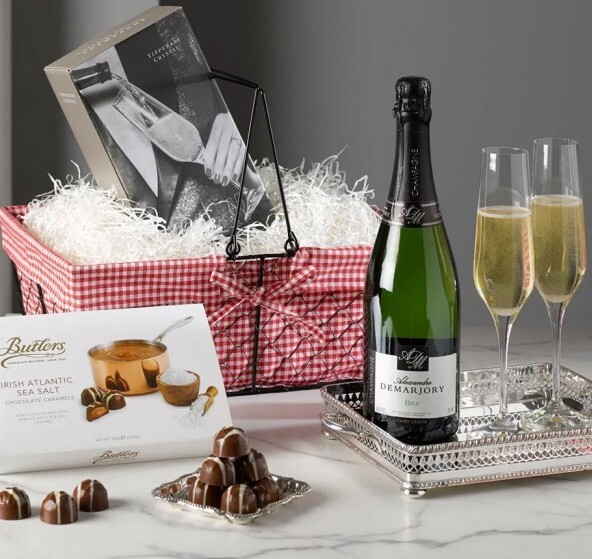 sparkling-celebrations-champagne-gift-set-estonia-651x800llkj